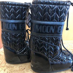 BLACK MOON BOOTS, HIGH-SHINE FINISH